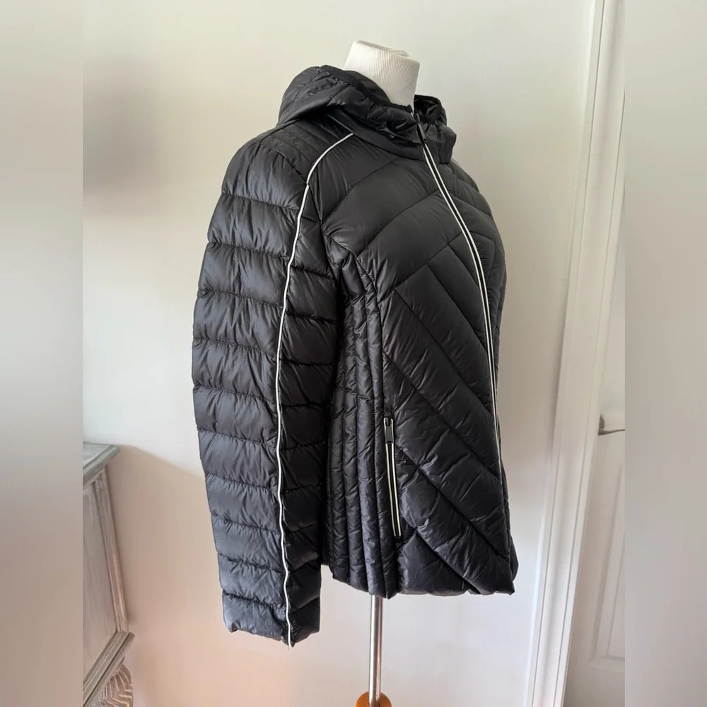 BCBGeneration Ultra Light Weight packable down Jacket Size Large
